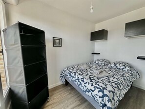 1 sovrum, strykjärn/strykbräda och sängkläder