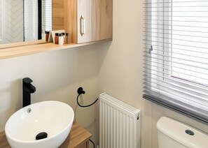Bathroom - 2 bedroom accommodation in Llandwrog, Caernarfon (Llandwrog, Caernarfon)