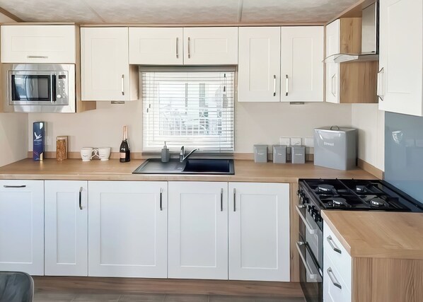 Fridge, oven, stovetop, toaster