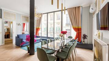 Apartment, Stadtblick | Wohnbereich