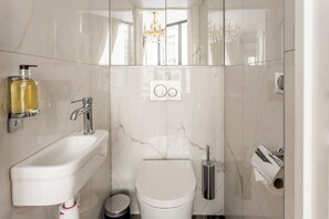 Apartamento, vistas a la ciudad | Baño | Artículos de higiene personal ecológicos, secador de pelo y toallas