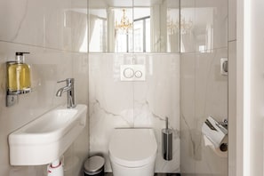 Apartamento, vistas a la ciudad | Baño | Artículos de higiene personal ecológicos, secador de pelo y toallas