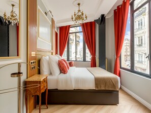 Appartement, uitzicht op de stad | Een kluis op de kamer, verduisterende gordijnen