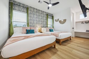 8 chambres, bureau, fer et planche à repasser, lit de bébé portatif