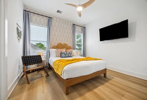 8 Schlafzimmer, Schreibtisch, Bügeleisen/Bügelbrett, Reisekinderbett