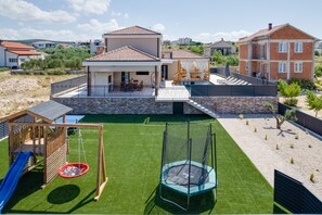 4 bedrooms