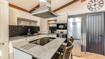 Fridge, oven, stovetop, dishwasher