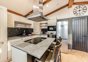 Réfrigérateur, un four, surface de cuisson, lave-vaisselle