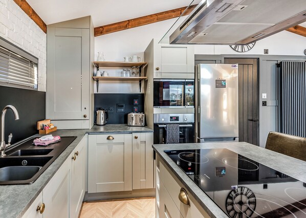 Réfrigérateur, four, plaque de cuisson, lave-vaisselle