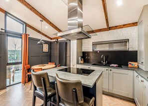 Fridge, oven, stovetop, dishwasher - 1 bedroom accommodation in Snitterfield, Stratford Upon Avon (Snitterfield, Stratford Upon Avon)