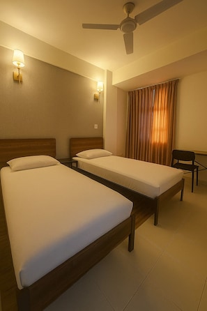 5 bedrooms, iron/ironing board, WiFi, bed sheets