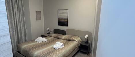 2 室のベッドルーム、アイロン / アイロン台、WiFi (無料)、ベッドシーツ