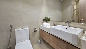 Douche, sèche-cheveux, serviettes fournies