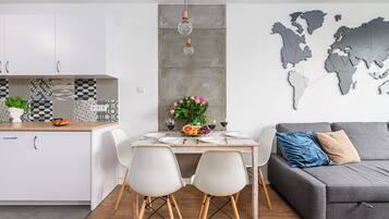 Apartment, Blick auf den Innenhof | Schreibtisch, laptopgeeigneter Arbeitsplatz, Verdunkelungsvorhänge