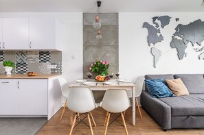 Bureau, espace de travail pour ordinateur portable, rideaux occultants