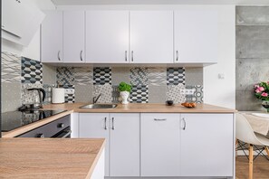 Apartment, Courtyard View | Private kitchen - Lumina bright apartments in Warsaw (Warsaw)