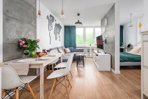 Lägenhet - utsikt mot innergården | Skrivbord, arbetsyta för laptop och mörkläggningsgardiner