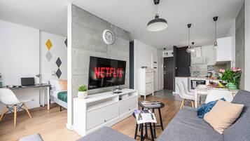 Apart Daire, Avlu Manzaralı | Masa, dizüstü bilgisayar çalışma alanı, ütü/ütü masası