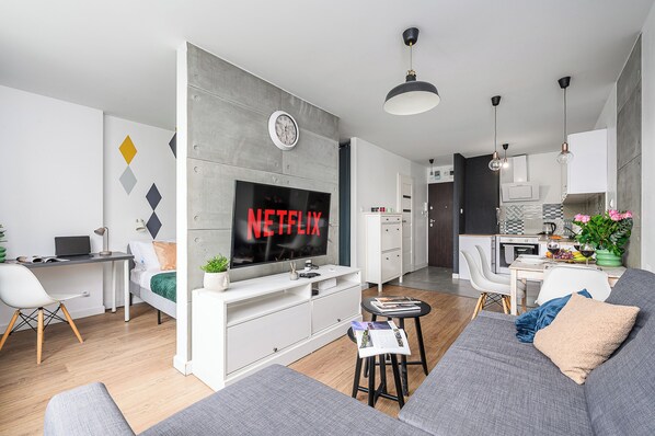 Apartamento, vista para o pátio | Escrivaninha, espaço de trabalho para notebook