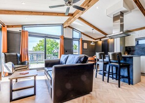 Living area - Oxhill Lodge Premier (Snitterfield, Stratford Upon Avon)