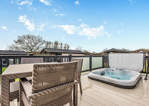 Outdoor dining - Oxhill Lodge Premier (Snitterfield, Stratford Upon Avon)