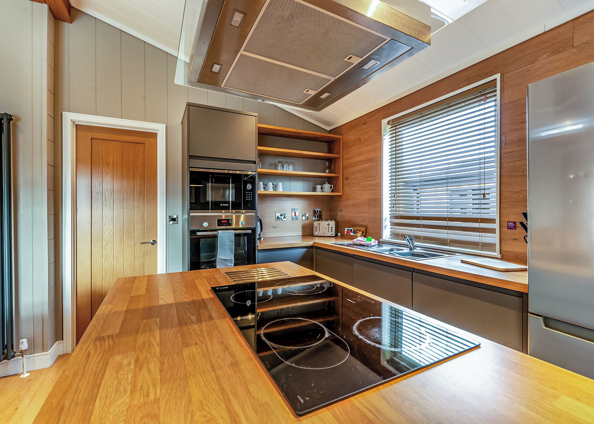 Fridge, oven, stovetop, dishwasher