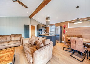 Living area - Loxley Lodge Premier (Snitterfield, Stratford Upon Avon)