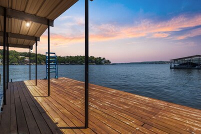 The Lookout on Viewside - 2 Slips & Panoramic Views!