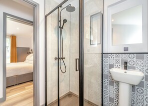 Bathroom - 2 bedroom accommodation in Caerwys (Caerwys)