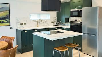 Frigorifero, forno, piano cottura, tostapane