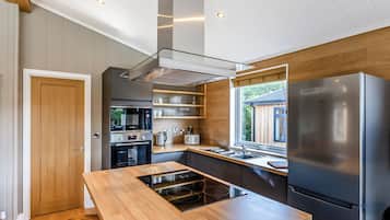 Kjøleskap, ovn, kokeplater og oppvaskmaskin