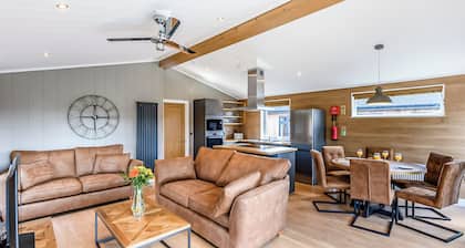 3 bedroom accommodation in Snitterfield, Stratford Upon Avon