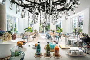 Daily cooked-to-order breakfast (EUR 18 per person)
