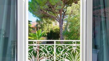 Deluxe Double Room, Balcony, Pool View | Langsir/tirai gelap terus, seterika/papan seterika, Wi-fi percuma