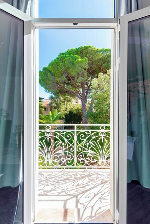 Deluxe Double Room, Balcony, Pool View | Langsir/tirai gelap terus, seterika/papan seterika, Wi-fi percuma 