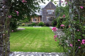 Property grounds - Affinity @ Pickwell Manor - huge space for 7 people in a beautiful manor house (Georgeham)