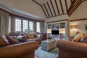 Smart TV, fireplace, ping pong