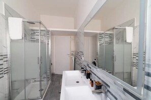 Dusche, Haartrockner, Bidet, Handtücher
