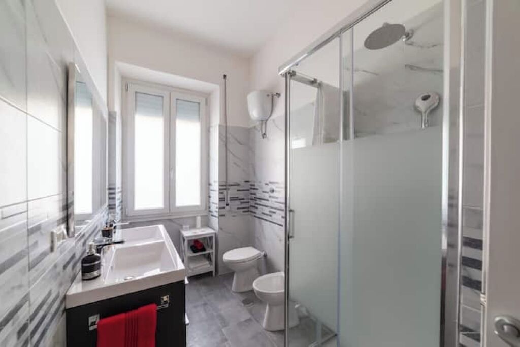 Dusche, Haartrockner, Bidet, Handtücher