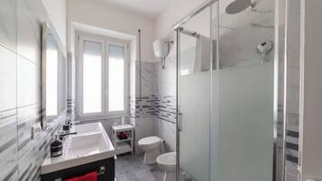 Dusche, Haartrockner, Bidet, HandtĂŒcher