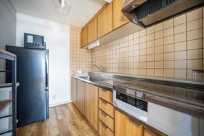 Grand réfrigérateur, micro-ondes, plaque de cuisson, grille-pain