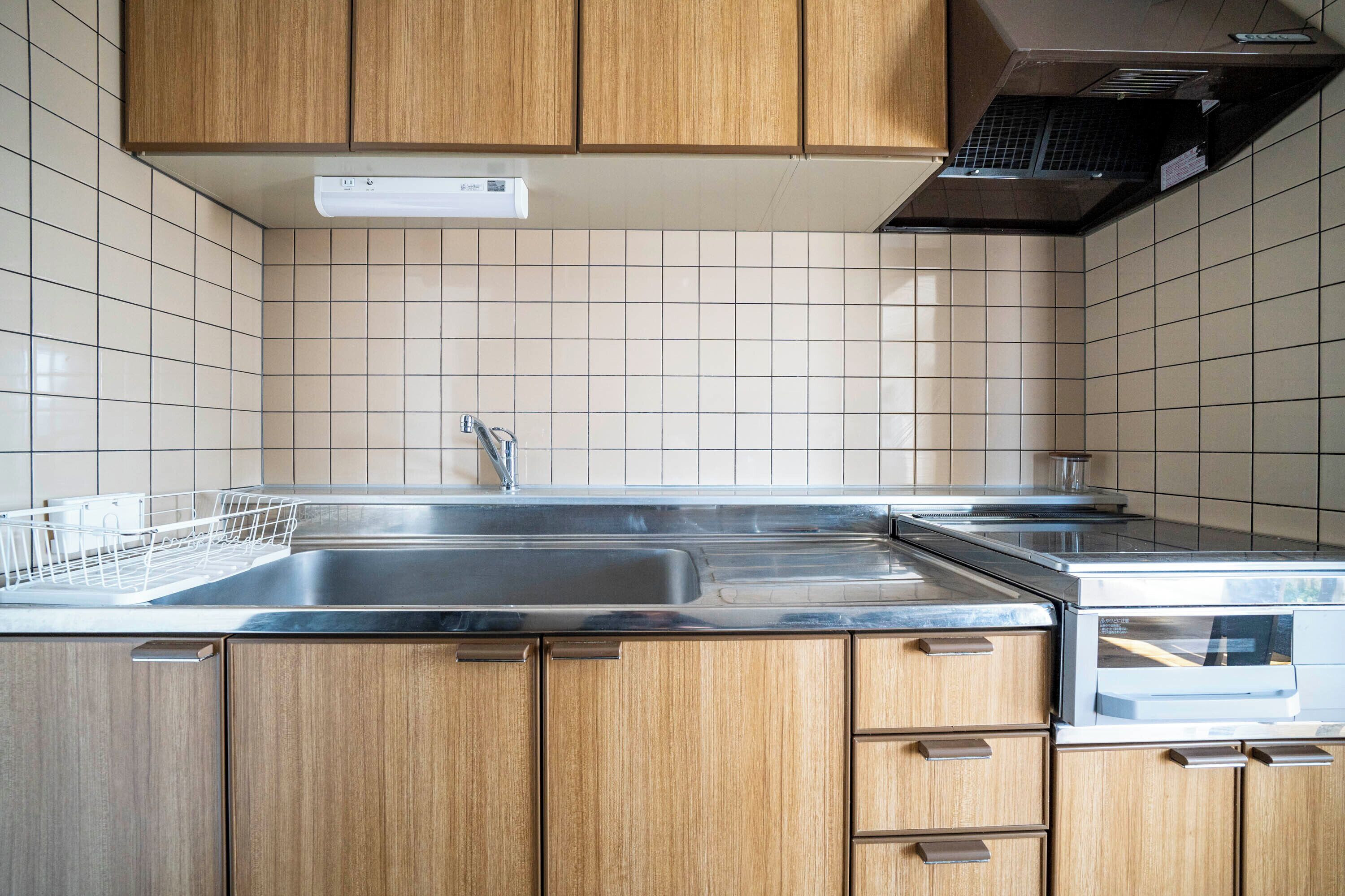 Refrigerador con freezer, microondas, placa de cocina, tostadora