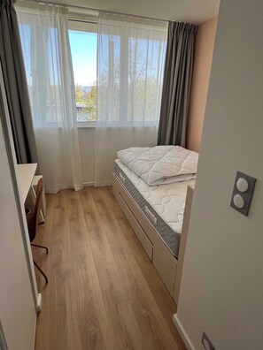 1 habitación y espacio para trabajar con laptop