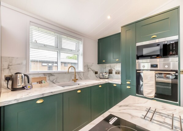 Réfrigérateur, four, plaque de cuisson, grille-pain