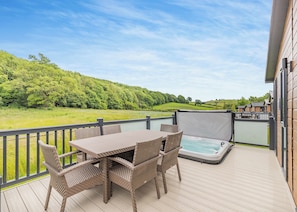 Outdoor dining - 3 bedroom accommodation in Caerwys (Caerwys)