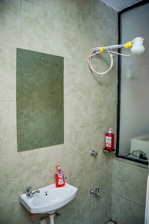 Een douche, handdoeken, zeep, toiletpapier