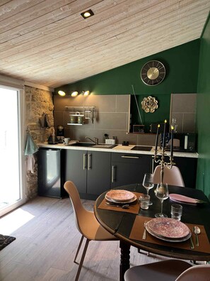 Réfrigérateur, micro-ondes, four, plaque de cuisson