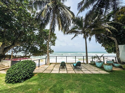 Marley's Beach House - 2 Bedroom Beachfront Villa