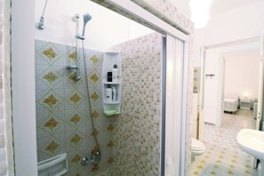Douche, bidet, savon, papier toilette