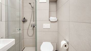 Boutique Studio with Balcony 30m2 | Badkamer | Een douche, een haardroger, badjassen, pantoffels